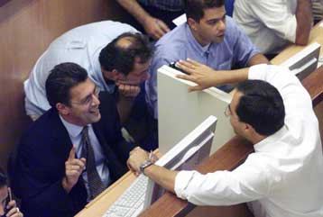 Θεαματική άνοδος 7,92% την Παρασκευή στο ΧΑΑ – Τζίρος στα 322,1 δισ. δραχμές