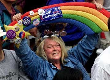 Προηγείται σταθερά ο Γκορ στις δημοσκοπήσεις – Aoυτσάιντερ αυτοχαρακτηρίζεται ο Μπους