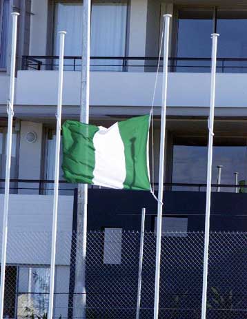 Μεσίστιες η Ολυμπιακή και η νιγηριανή σημαία για τον Ανούγκο