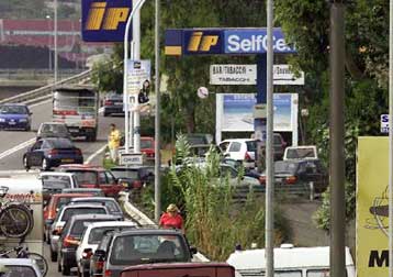 Χάος στη Γαλλία από τις κινητοποιήσεις των αυτοκινητιστών – Αναστέλλουν τα μπλόκα οι Βρετανοί