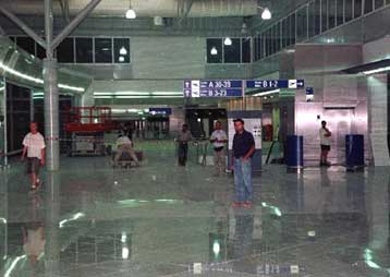 Σε απεργία προχωρούν οι εργαζόμενοι σε ΕΛΤΑ, αεροδρόμια και καθαριότητα