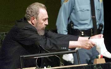 Ιστορική χειραψία Κάστρο – Κλίντον