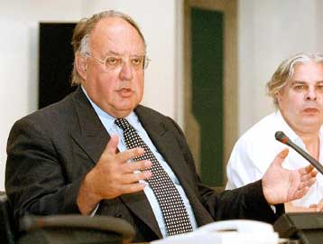 Η απουσία του οικοδεσπότη Πάγκαλου από εκδήλωση ενόχλησε τους συγγραφείς