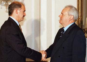 Ανακοίνωση Μιλόσεβιτς επισφραγίζει το βαρύ κλίμα της επίσκεψης Παπανδρέου στο Βελιγράδι