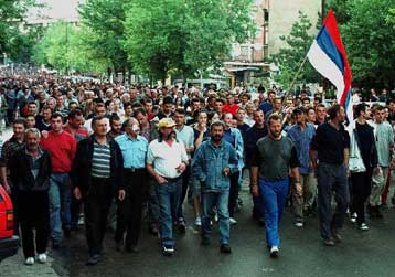 Οπαδοί αντίπαλων κομμάτων της Σερβίας συγκρούονται στη Μιτρόβιτσα