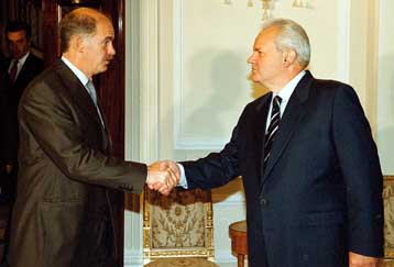 Διαλλακτικός εμφανίστηκε ο Μιλόσεβιτς κατά τη συνάντηση με το Γ.Παπανδρέου