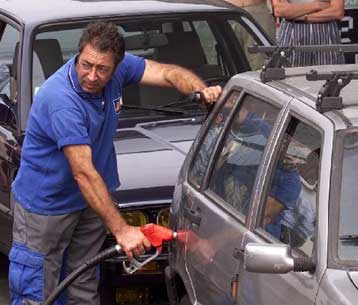 Η Κομισιόν προειδοποιεί τη Γαλλία για τα μπλόκα στους δρόμους