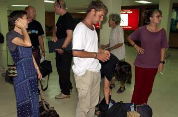 Τα μέλη των ανθρωπιστικών οργανώσεων του ΟΗΕ εγκαταλείπουν μαζικά το Δυτικό Τιμόρ