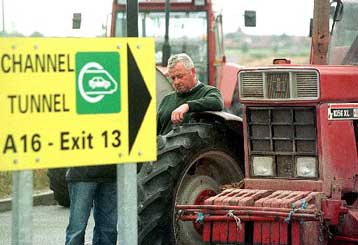 Σε πολιορκητικό κλοιό η σήραγγα της Μάγχης από τους Γάλλους αγρότες