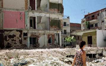 Μπαλώνονται τα σεισμόπληκτα κτίρια, καταγγέλλουν μηχανικοί και αρχιτέκτονες