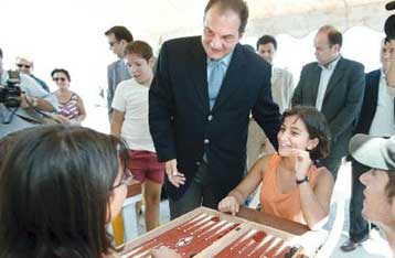 Επίσκεψη Καραμανλή στους καταυλισμούς των σεισμοπαθών στη Μεταμόρφωση