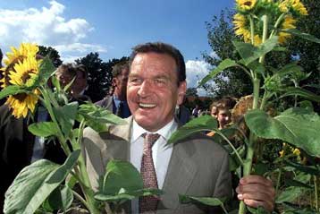 Τροποποίηση του Συντάγματος για τη διεξαγωγή δημοψηφισμάτων προωθεί ο Σρέντερ