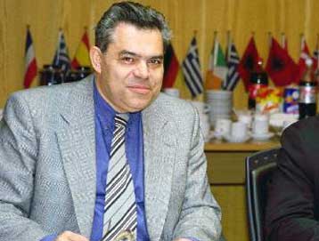 Την οργή του Μαντέλη προκαλεί φωτογραφία στην Καθημερινή – Σε αντεπίθεση η εφημερίδα