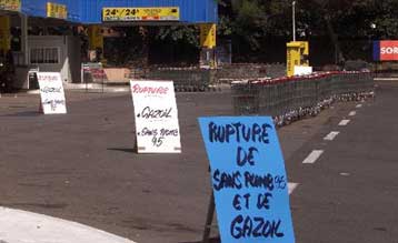 Προσωρινή συμφωνία γαλλικής κυβέρνησης – αυτοκινητιστών για μείωση στις τιμές των καυσίμων