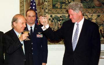 Επαφές Κλίντον με Σημίτη και Σεζέρ για το Κυπριακό