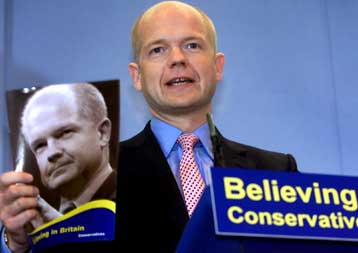 Αρωμα προεκλογικού αγώνα στη Βρετανία από τους Συντηρητικούς