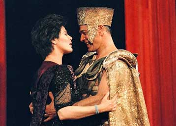 Ο έρωτας περνά φέτος το χειμώνα από το Αμφι-Θέατρο