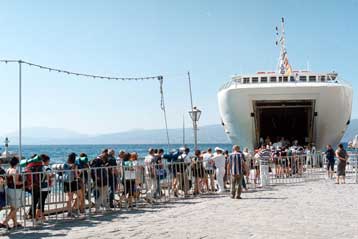 Πρόσκρουση πλοίου στο λιμάνι της Πάρου – Σώοι όλοι οι επιβάτες