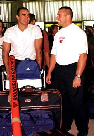 Στην Ιαπωνία, ενδιάμεσο σταθμό για το Σίδνεϊ, Γκατσιούδης, Κελεσίδου, Πολυχρονίου