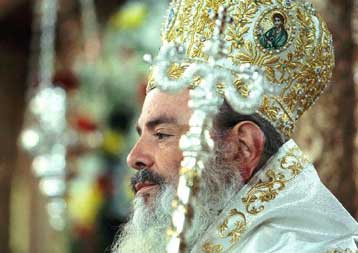 Μύδρους εναντίον της κυβέρνησης και των ΜΜΕ εξαπολύει ο Αρχιεπίσκοπος