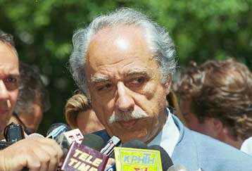 Αντεπίθεση κυβερνητικού εκπροσώπου εναντίον Καραμανλή και Κωνσταντόπουλου