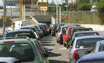 Ουρές στα βενζινάδικα της Γαλλίας – Συνεχίζεται ο αποκλεισμός των διυλιστηρίων