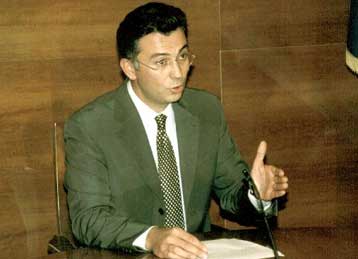 Αντιδράσεις πυροδοτούν οι επαφές της αντιπολίτευσης για τα διαπλεκόμενα