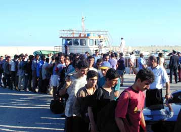 Πλοίο με 500 λαθρομετανάστες εντόπισαν οι ιταλικές Αρχές