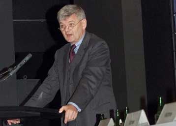 Αναβάθμιση του ρόλου της Γερμανίας στην παγκόσμια πολιτική σκηνή ζητούν Σρέντερ και Φίσερ