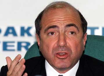 Ο Μπερεζόφσκι αποχωρεί από το τηλεοπτικό δίκτυο ORT