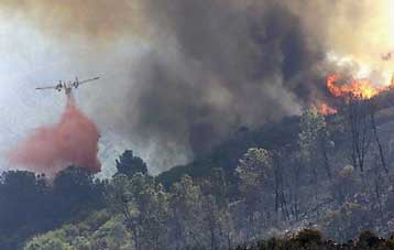 Ανεξέλεγκτες μαίνονται 82 πυρκαγιές στις ΗΠΑ
