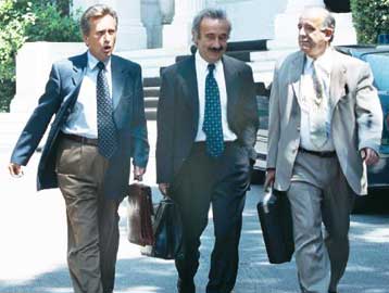 Μειώνεται η μαύρη τρύπα του χρέους από το πλεόνασμα του προϋπολογισμού του 2001