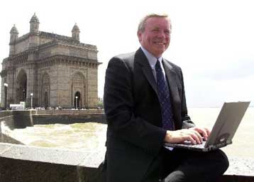 Σε επαφή με τις εταιρείες τους παραμένουν πολλοί αδειούχοι με ηλεκτρονικά μέσα