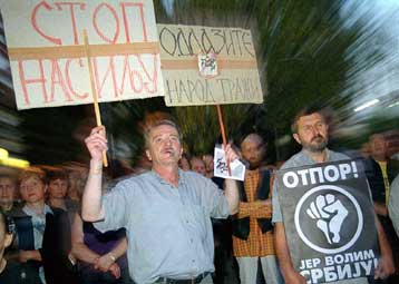 Η σερβική αστυνομία συλλαμβάνει αντικαθεστωτικούς σε φιλανθρωπική εκδήλωση