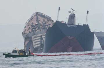 Φόβοι για θαλάσσια μόλυνση από το φορτίο του πλοίου που κόπηκε στα δύο