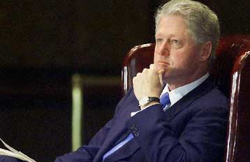 Αποφασισμένος να συλλάβει τον Κάρατζιτς πριν από τη λήξη της θητείας του εμφανίζεται ο Κλίντον