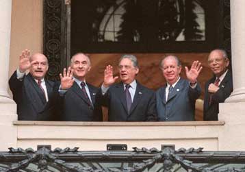 Οι πρόεδροι των 12 χωρών της Ν.Αμερικής μπροστά στην ενοποίησή τους