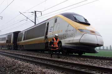 Τρεις λαθρομετανάστες τραυματίστηκαν στο τούνελ της Μάγχης