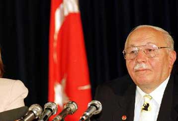 Ελληνας δικαστής έκαψε τον Ερμπακάν, υποστηρίζει η Hurriyet