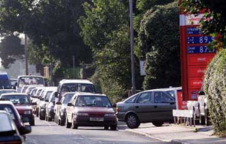 Παραλύει η Ευρώπη από τις κινητοποιήσεις για τα καύσιμα