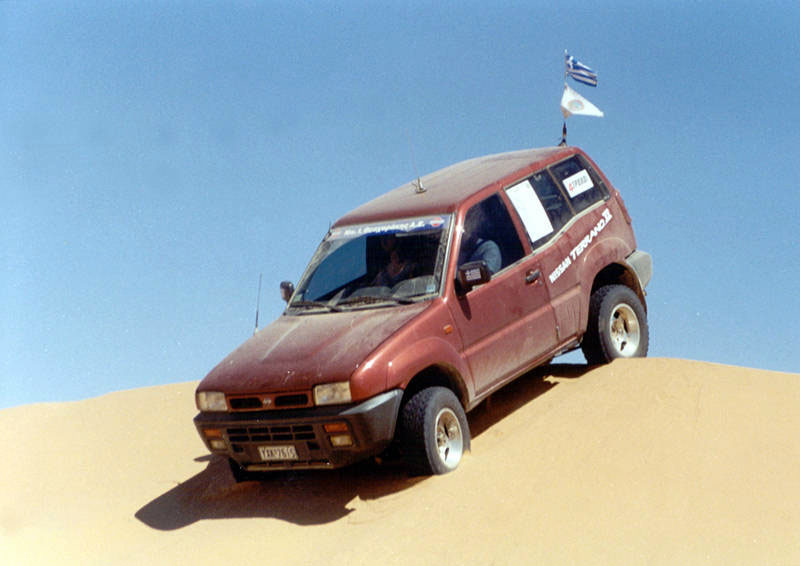 Ελληνικό πλήρωμα με Nissan Terrano ΙΙ στις ερήμους της Μ.Ανατολής