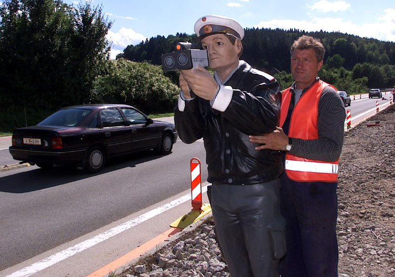 Εξοπλισμός για… παρανόμους