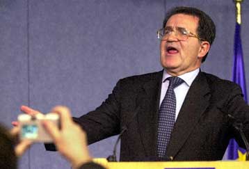 Τις θέσεις της Κομισιόν για τη Διακυβερνητική παρουσίασε ο Πρόντι<i>Υπαναχωρούν οι «15» για το β