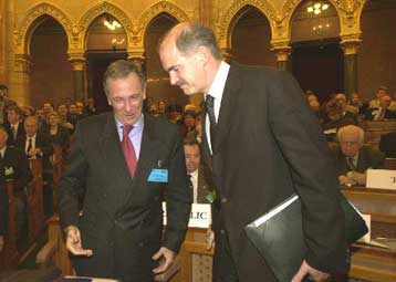 Σε μία ακόμη συμφωνία για τα ΜΟΕ κατέληξαν Παπανδρέου και Τζεμ στη Βουδαπέστη