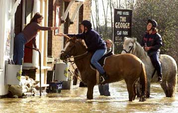 Στους 15 οι νεκροί από την κακοκαιρία στη Δυτική Ευρώπη