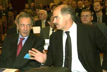 Αναβλήθηκε η κοινή βράβευση Παπανδρέου – Τζεμ στη Βουδαπέστη<i>Ανοιχτό το δίαυλo επικοινωνίας άφ