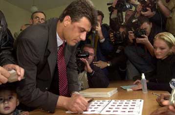 Ο Θάτσι αναγνωρίζει τη νίκη του Ρουγκόβα στο Κόσοβο<i>Εκλογές μόνο για τους Σέρβους προαναγγέλλε