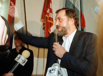 Εκτός της γιουγκοσλαβικής κυβέρνησης τα κόμματα των Ντράσκοβιτς και Τζουγκάνοβιτς