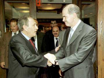 Παπανδρέου και Τζεμ μαζί στη Βουδαπέστη<i>Διαμετρικά αντίθετα μηνύματα εκπέμπουν Αθήνα και Αγκυρ