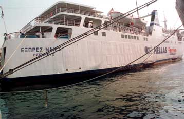 Ανάκληση της άδειας του Εξπρές Ναϊάς ζητά το ΥΕΝ<i>Απαγορεύτηκε ο απόπλους του Εξπρές Ποσειδών</